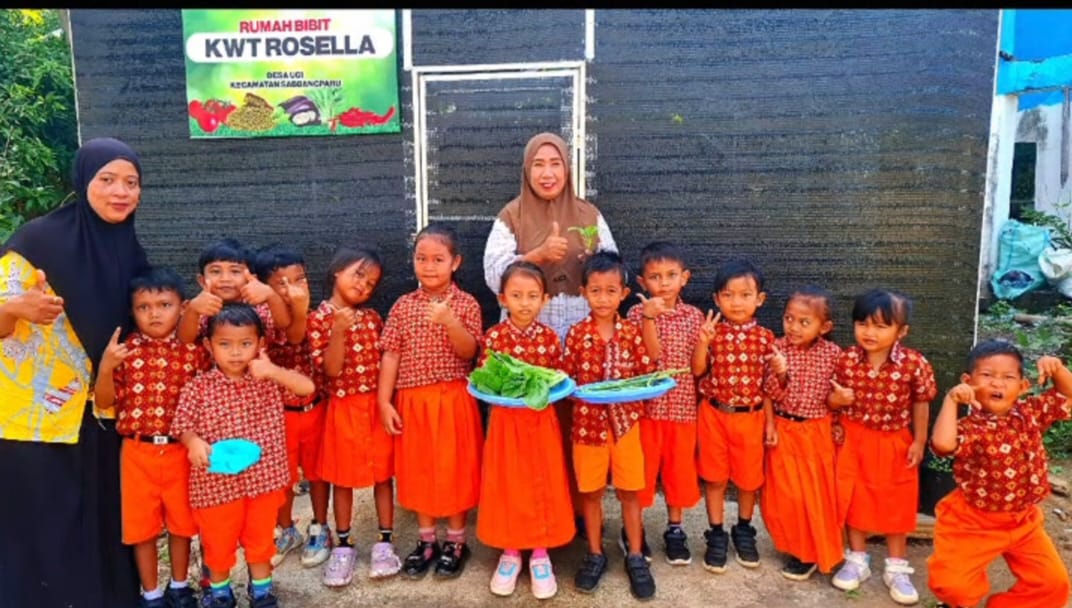 TK PGRI Ugi Gelar Kegiatan Outdoor di Kebun Rosella Desa Ugi, Anak-Anak Antusias Petik Sayuran